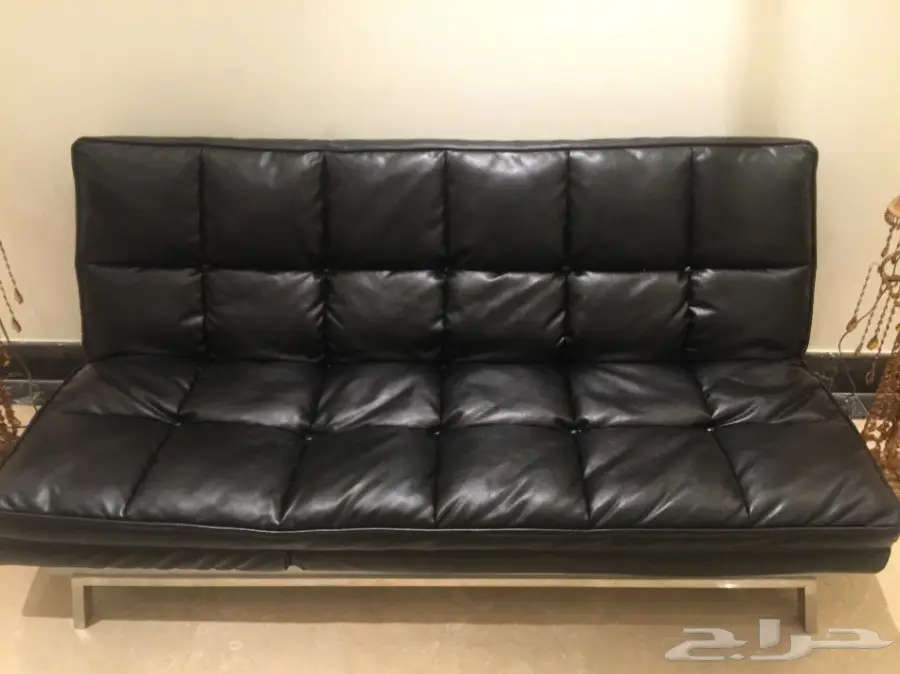 كنبه بسرير جلد للبيع بحالة ممتازه من هوم سنتر (image 2)