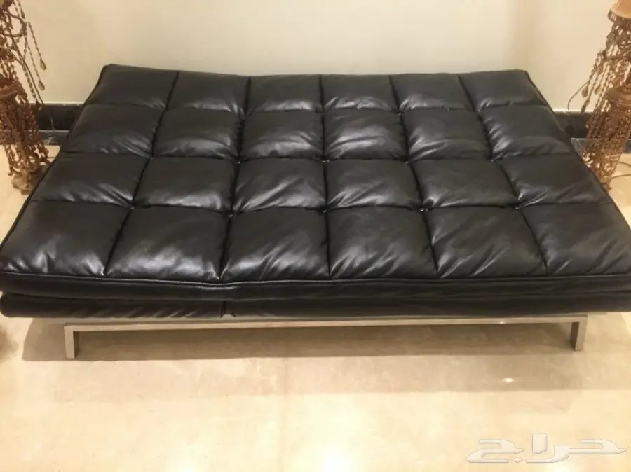 كنبه بسرير جلد للبيع بحالة ممتازه من هوم سنتر (image 3)