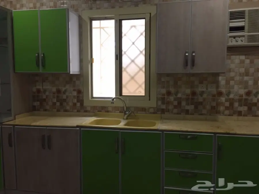 مطبخ نظيف للبيع وبحالة ممتازه.  (image 1)