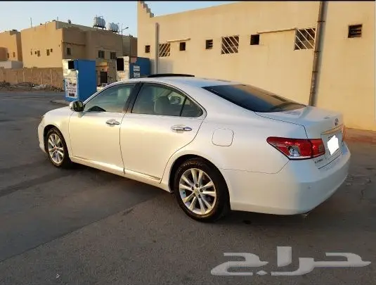 لكزس ES350 2011 نظيفة جدا ممشى 80 ألف فقط.