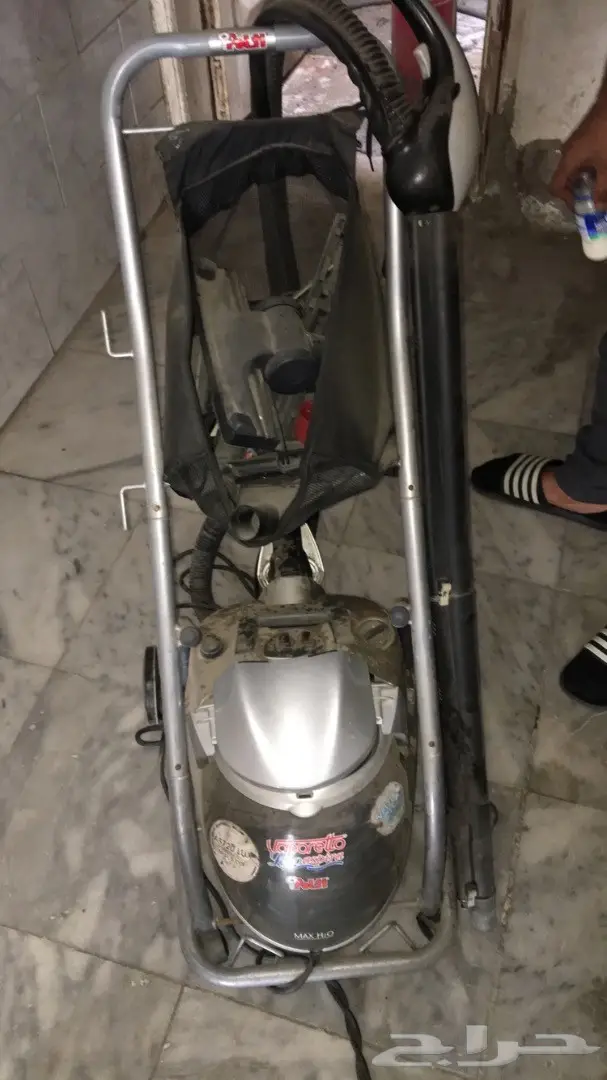 مكنسه كهربايئه تقوم بغسل وتجفيف وتنظيف القطع 