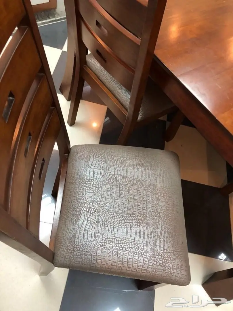 طاولة طعام كبيرة (10) كراسي نظيفة للبيع (image 1)