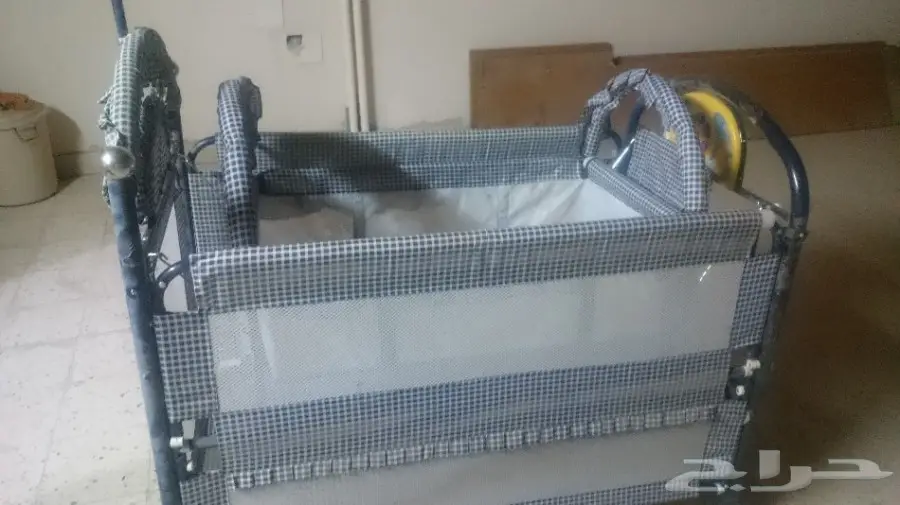 سرير اطفال وباب خشبي (image 1)