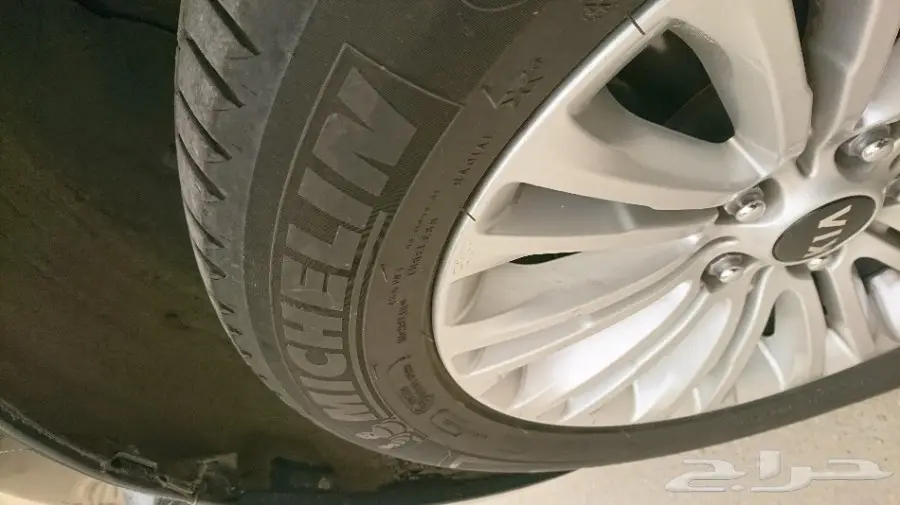 كفرات ميشلان 235 - 55 - R17 للبيع شبه جديده