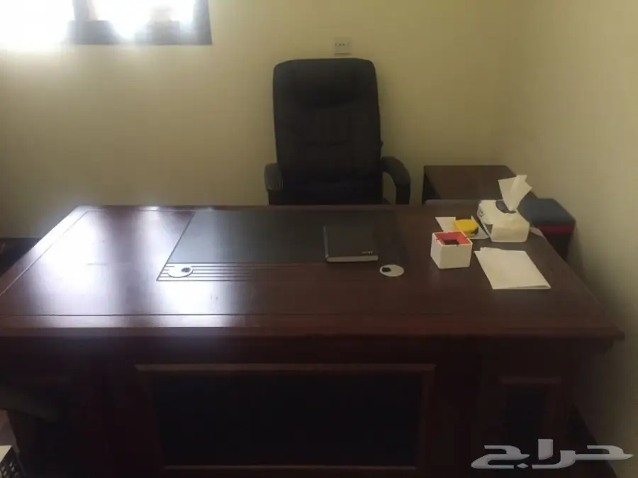 مكتب لون بني للبيع 