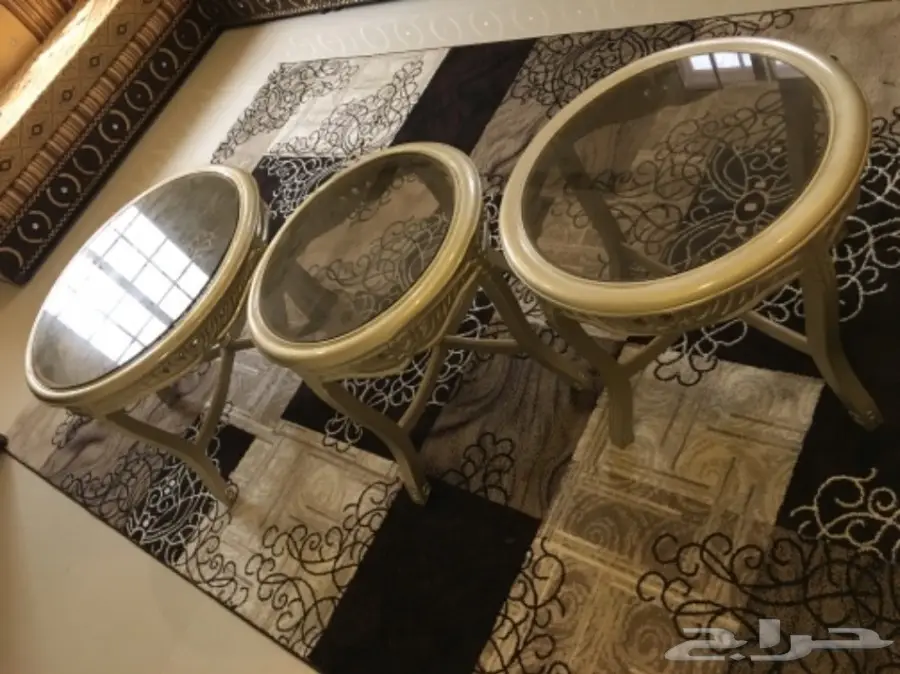 طاولات للبيع