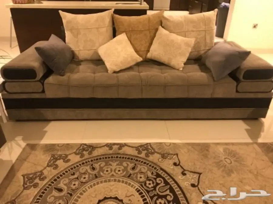 كنب رصاصي نظيف قطعة واحدة للبيع .