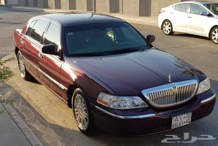 تاون كار 2011 سعودي لارج نظيف جدا . ممشى قليل 3