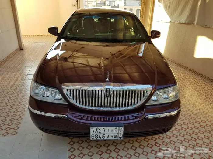 تاون كار 2011 سعودي لارج نظيف جدا . ممشى قليل 2