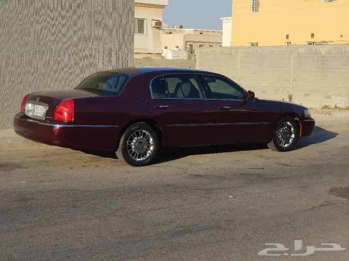 تاون كار 2011 سعودي لارج نظيف جدا . ممشى قليل 10