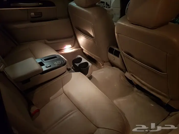 تاون كار 2011 سعودي لارج نظيف جدا . ممشى قليل 20