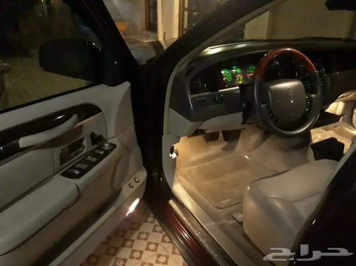 تاون كار 2011 سعودي لارج نظيف جدا . ممشى قليل 24