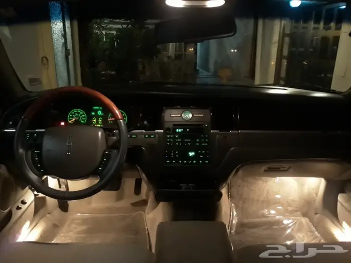 تاون كار 2011 سعودي لارج نظيف جدا . ممشى قليل 25