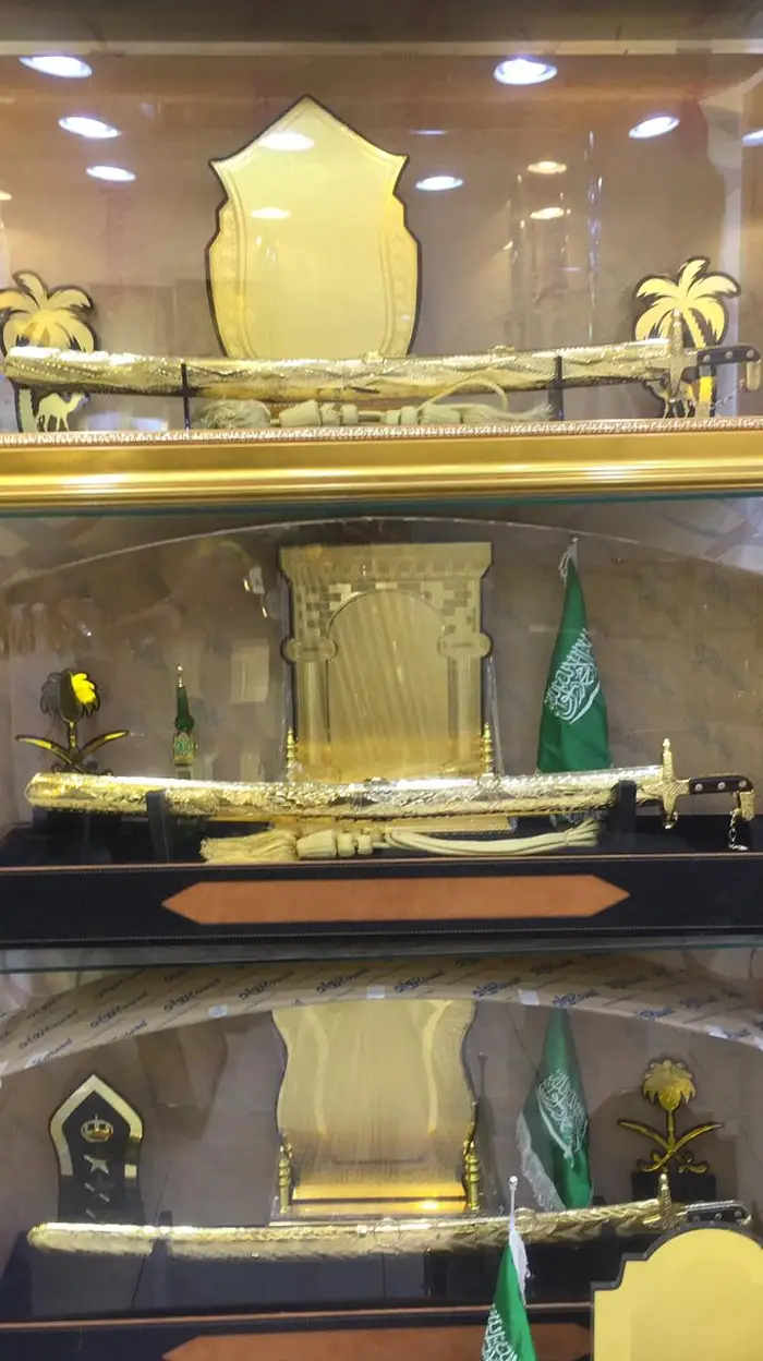 دروع وسيوف ومشالح وبشوت وهدايا تذكارية  0