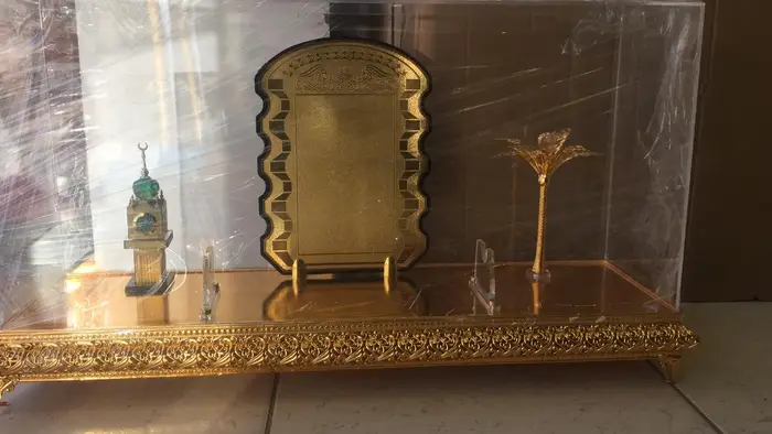 دروع وسيوف ومشالح وبشوت وهدايا تذكارية  16