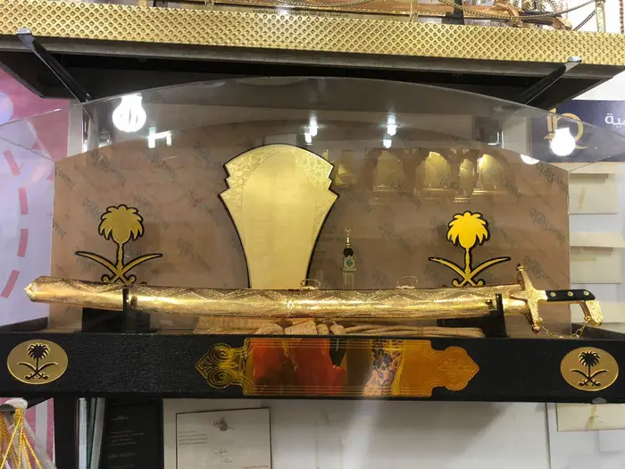 دروع وسيوف ومشالح وبشوت وهدايا تذكارية  9