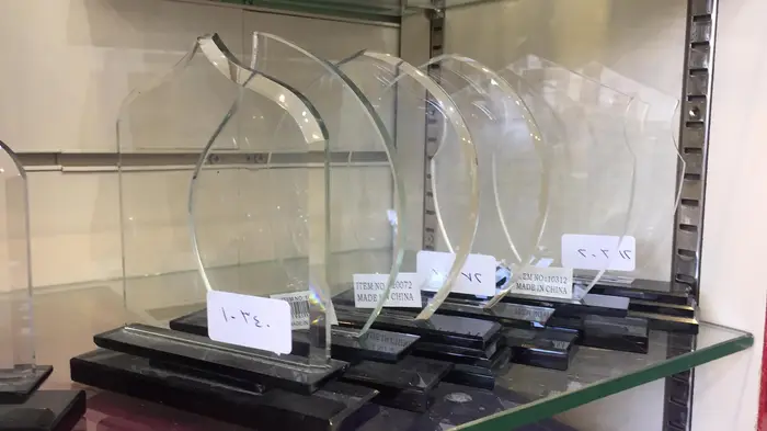 دروع وسيوف ومشالح وبشوت وهدايا تذكارية  15