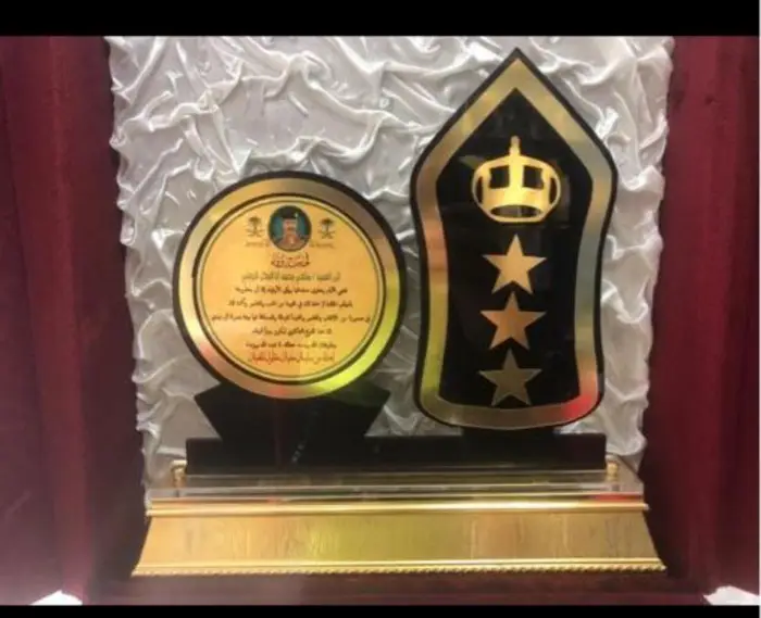 دروع وسيوف ومشالح وبشوت وهدايا تذكارية  24