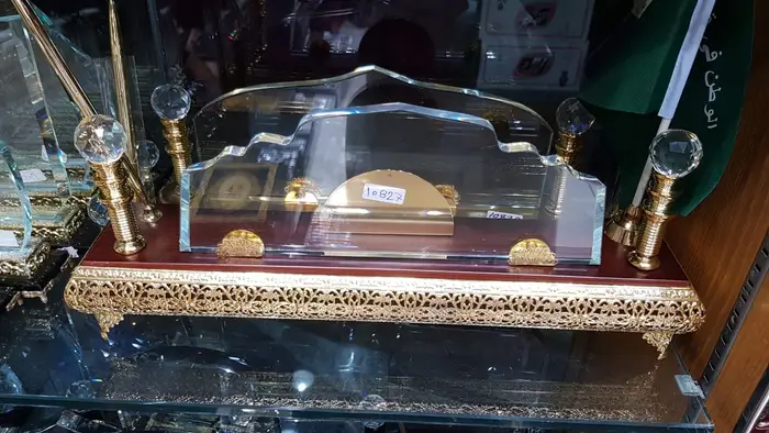 دروع وسيوف ومشالح وبشوت وهدايا تذكارية  23