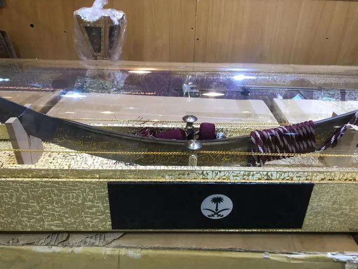 دروع وسيوف ومشالح وبشوت وهدايا تذكارية  21