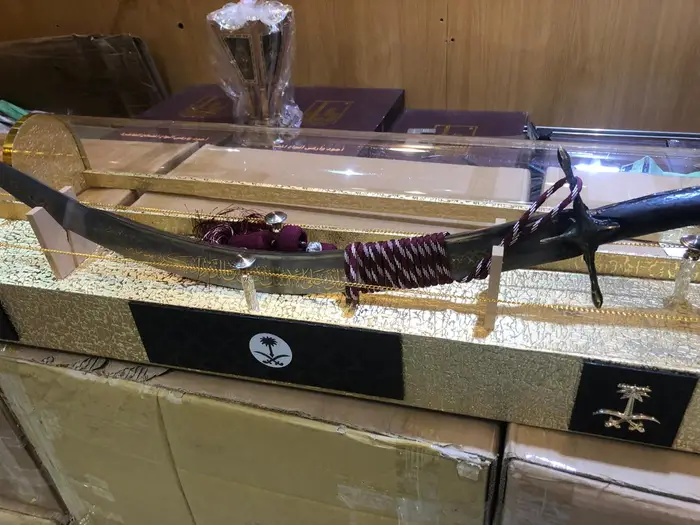 دروع وسيوف ومشالح وبشوت وهدايا تذكارية  30