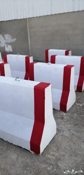 حواجز خرسانية ومصدات مواقف وقواعد أعمدة انارة 23