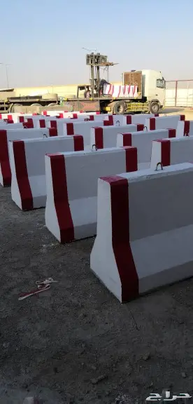 حواجز خرسانية ومصدات مواقف وقواعد أعمدة انارة 24