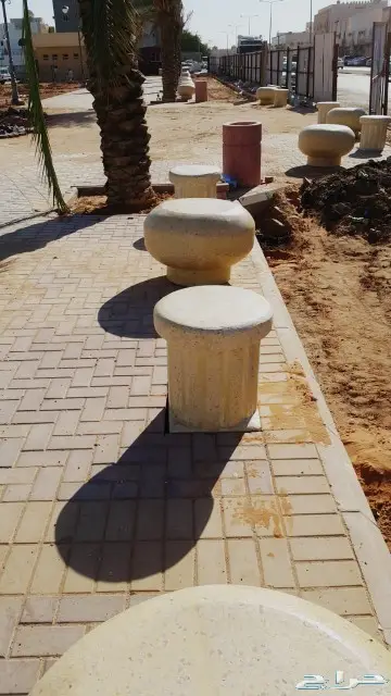 حواجز خرسانية ومصدات مواقف وقواعد أعمدة انارة 2