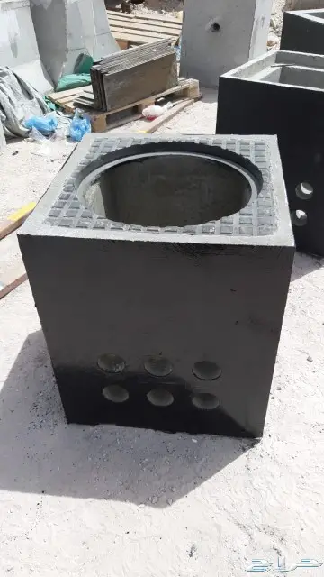 حواجز خرسانية ومصدات مواقف وقواعد أعمدة انارة 5