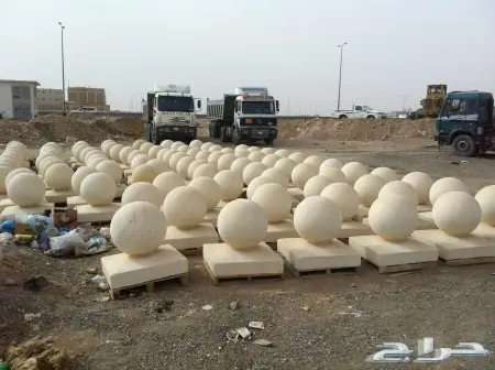 حواجز خرسانية ومصدات مواقف وقواعد أعمدة انارة 37