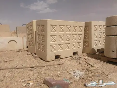 حواجز خرسانية ومصدات مواقف وقواعد أعمدة انارة 40