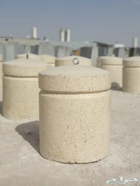 حواجز خرسانية ومصدات مواقف وقواعد أعمدة انارة 39
