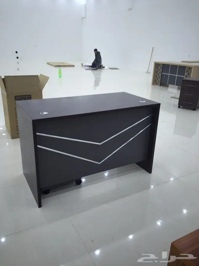 مكاتب متعدده الاشكال والمقاسات بالجمله  1