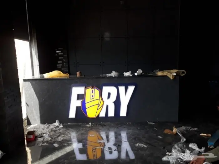 خطاط. لوحات حروف بارزة دعاية وإعلان خطاط كلادينج 1