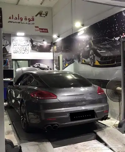 خبراء في صيانة وبرمجة وفحص سيارات بورش 12