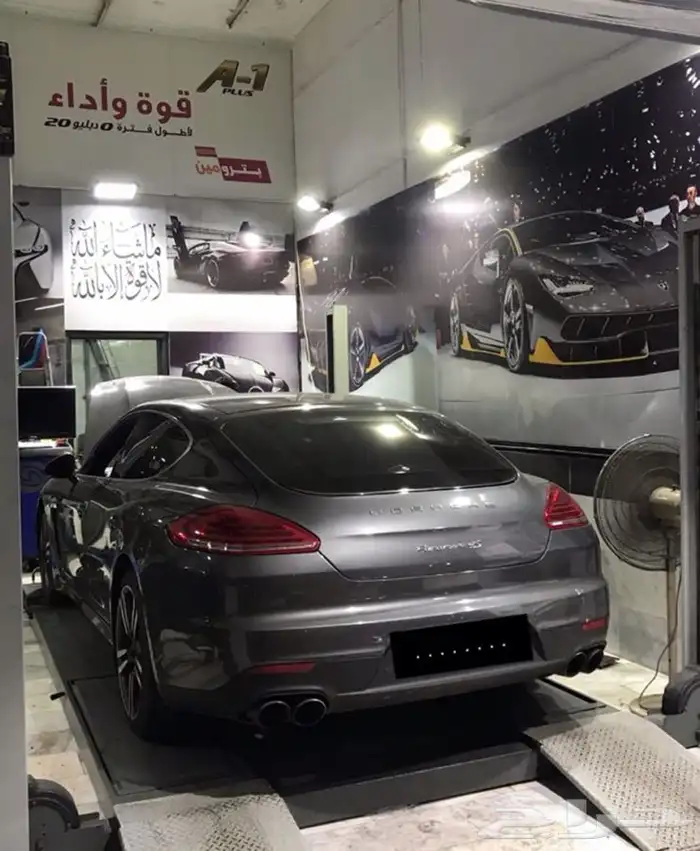 خبراء في صيانة وبرمجة وفحص سيارات بورش 12