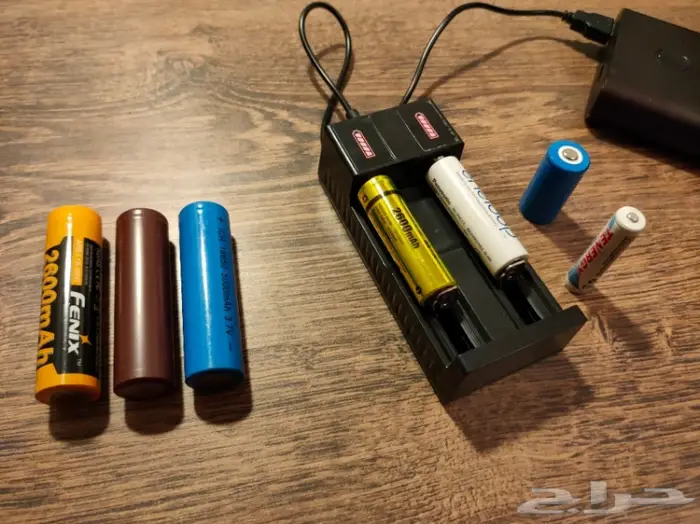 شاحن لشحن أنواع البطاريات ممتاز جدا USB 2