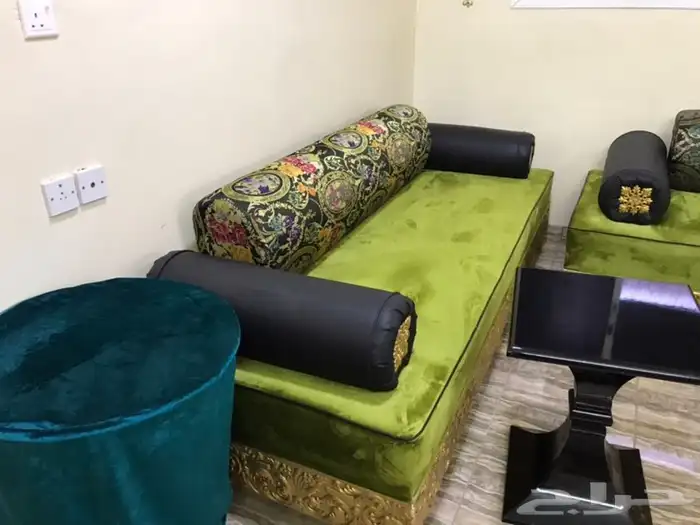  كنب تركي فاخر جديد للبيع مع الستارة وطاولات الخدمة 0