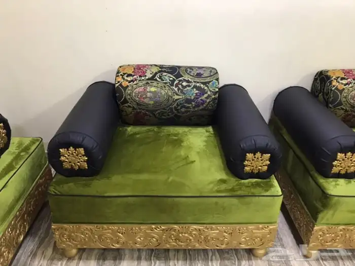  كنب تركي فاخر جديد للبيع مع الستارة وطاولات الخدمة 2