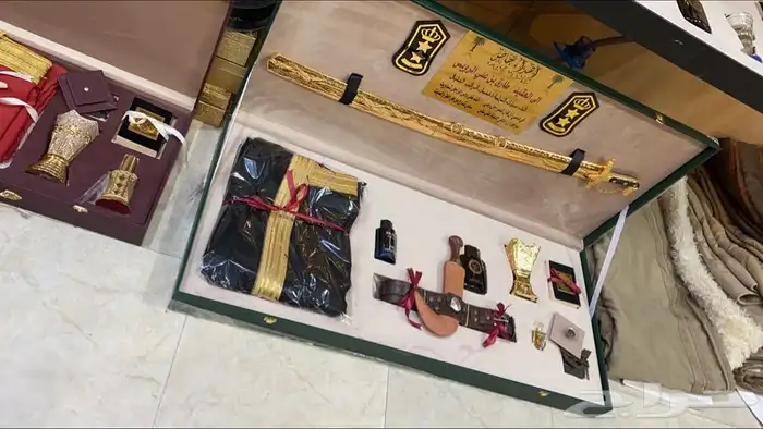 محل بشوت سيوف درع هدية رجالية عود عطر 24