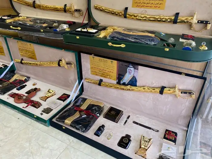 سيف وبشت هدية ساعة عطر عود زوج تقاعد درع 11