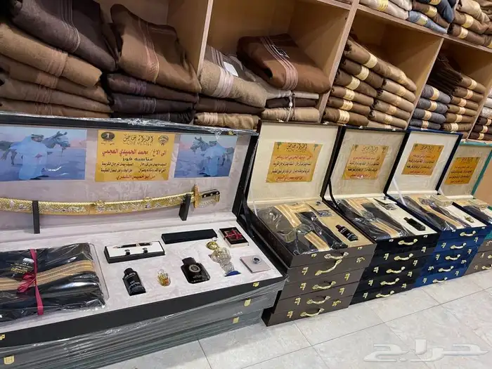 دروع هدية بشت وسيف عود ساعة سيوف عطر زوج 19