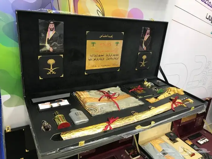 دروع هدية بشت وسيف عود ساعة سيوف عطر زوج 17