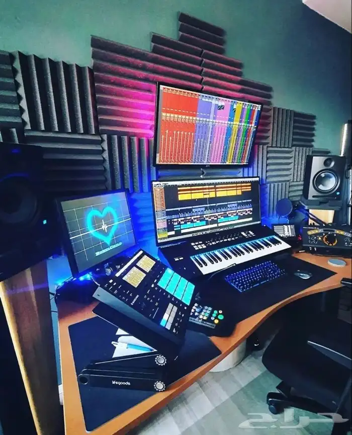 تعليق صوتي - رجالي ونسائي . 1