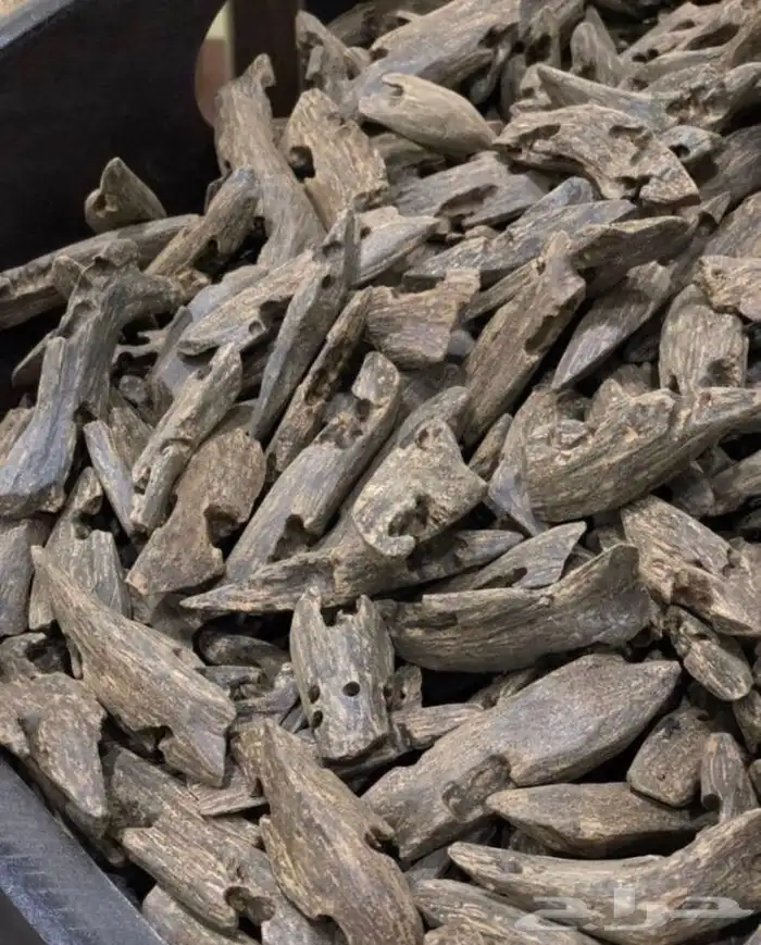 عود طيب بخور. عطور 1