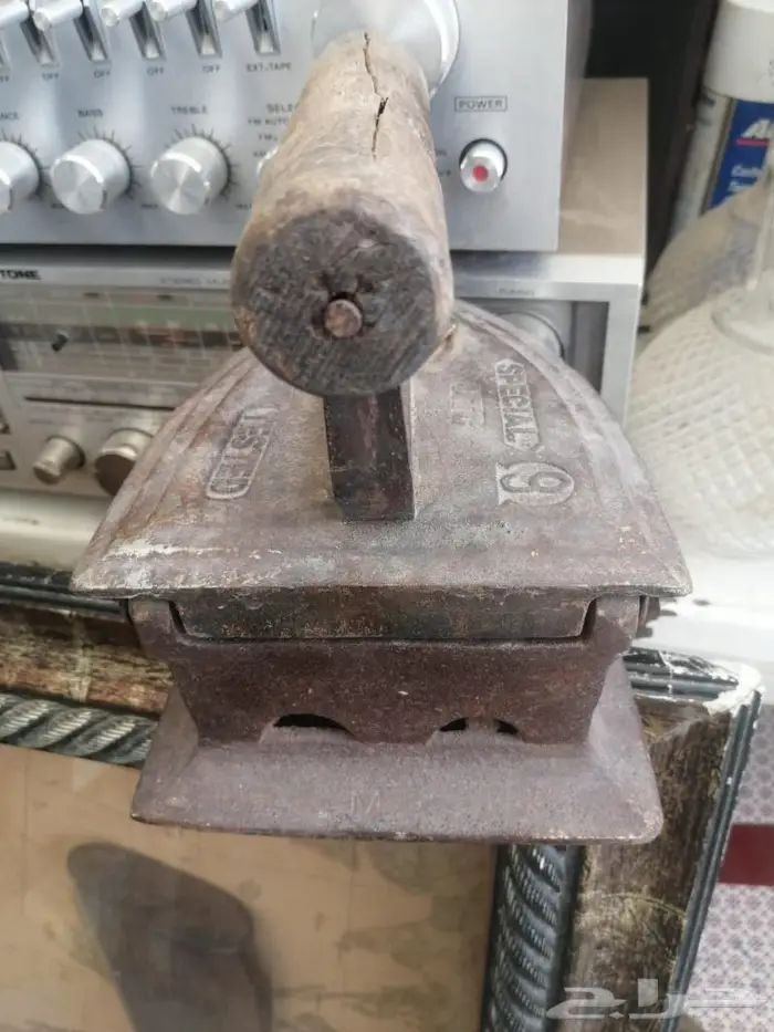 مكواة تراثيه قديمة تعمل بالفحم واقفال تراثية 0