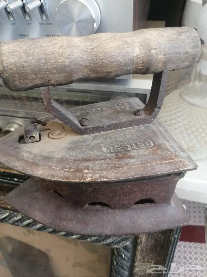 مكواة تراثيه قديمة تعمل بالفحم واقفال تراثية 1