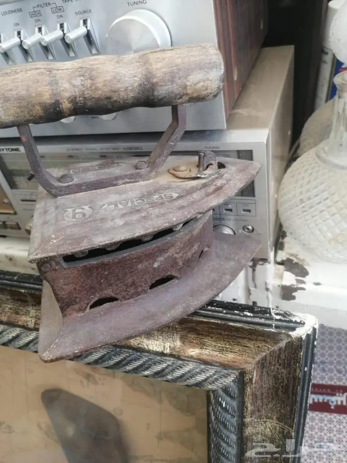 مكواة تراثيه قديمة تعمل بالفحم واقفال تراثية 2