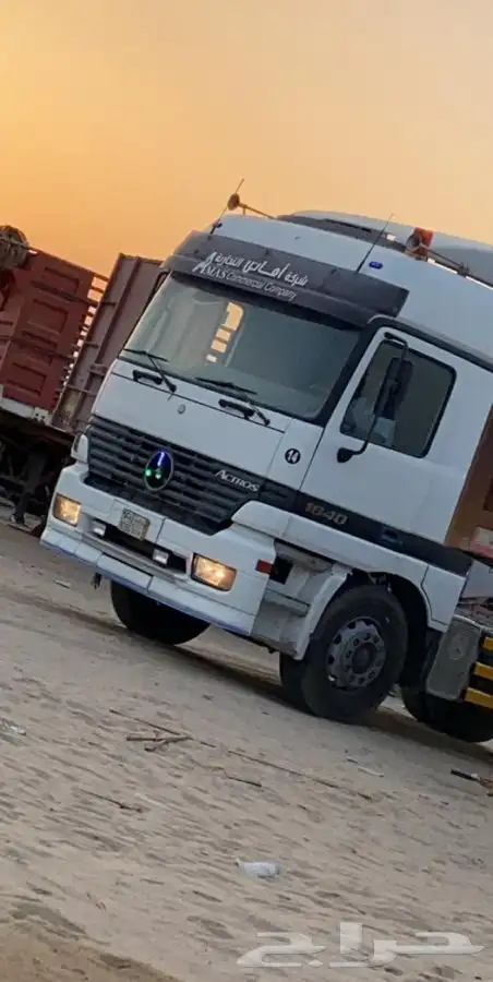 رمل احمر بلاط ومباني نظيف الفريش صندوق كبير تريلا 26 متر 1