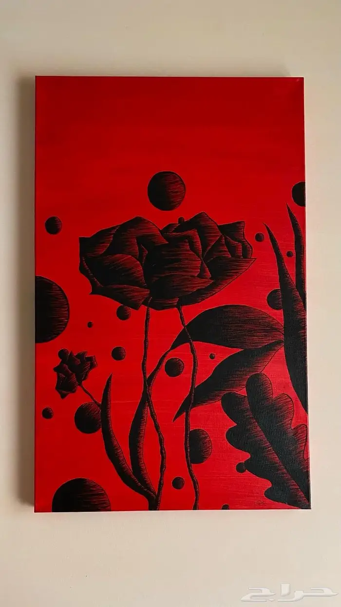 لوحة فنية كبيرة الحجم بخلفية حمراء وزهور سوداء 0